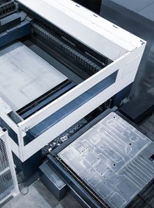 Moderne CNC-Maschine zur Blechbearbeitung in der Produktion